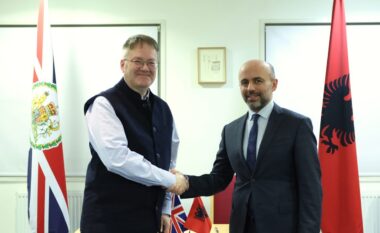 Spitali Amerikan mbështet studentët shqiptarë për studime në Britani