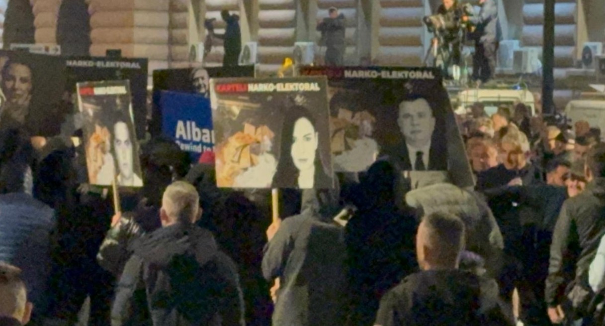 Protesta e opozitës pa fjalime, nuk mungojnë të rinjtë me kapuç të zinj, mbajnë në duar pankarta kundër Ballukut