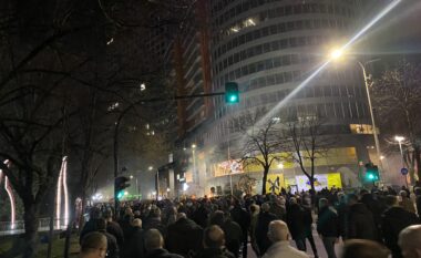 Protesta marshim e opozitës, hidhet molotov! Nga kryeministria demokratët i drejtohen drejtorisë së përgjithshme të Policisë së Shtetit