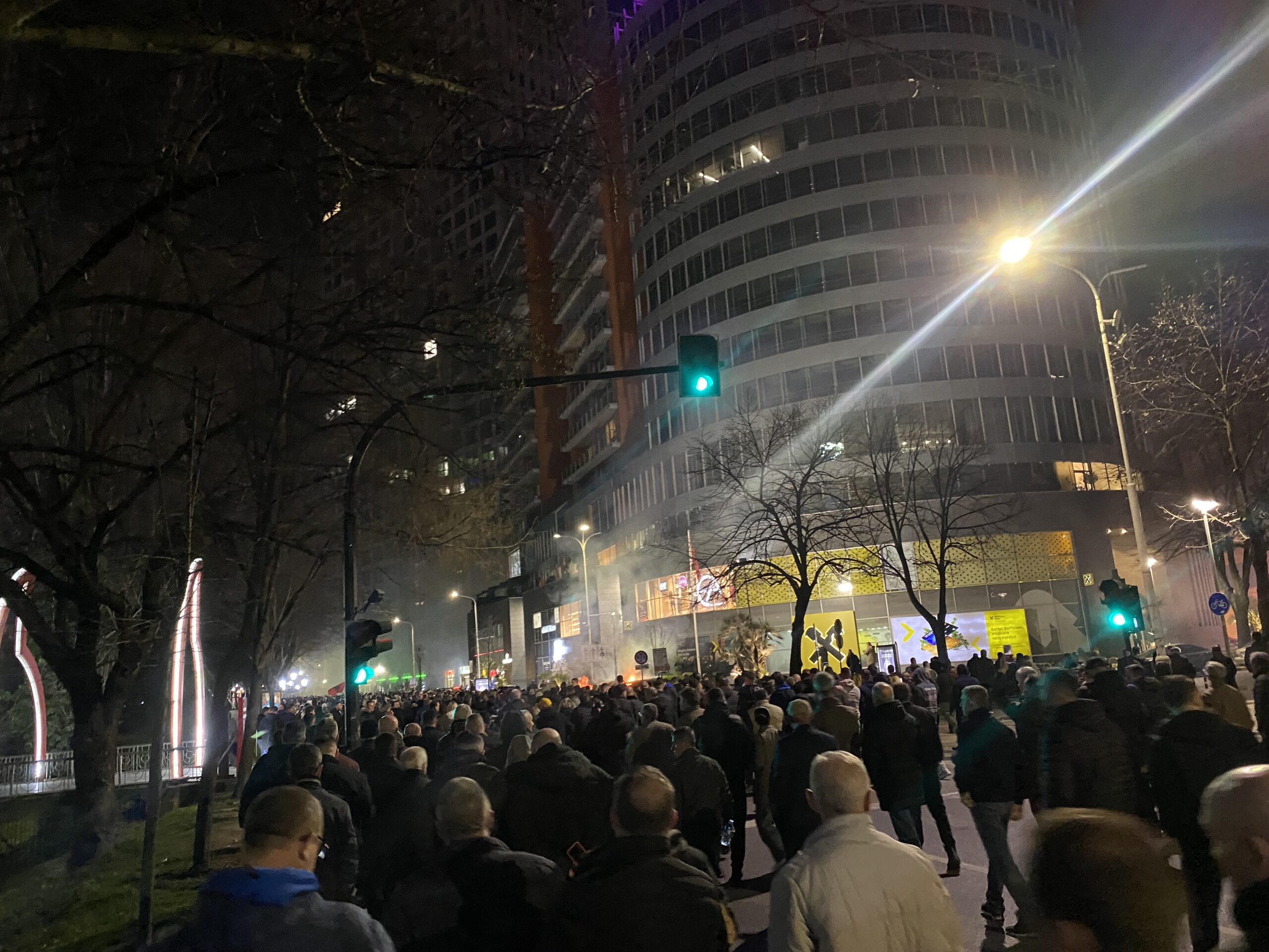 Protesta marshim e opozitës, hidhet molotov! Nga kryeministria demokratët i drejtohen drejtorisë së përgjithshme të Policisë së Shtetit