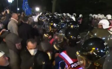 Berisha dhe protestuesit marshim drejt Drejtorisë së Policisë së Shtetit, demokratët përballen me uniformat blu