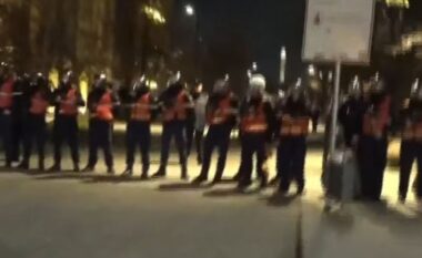 Protesta e opozitës/ Protestuesit drejt selisë së PS, Shqiponjat dhe FNSH i zënë ‘pritë’
