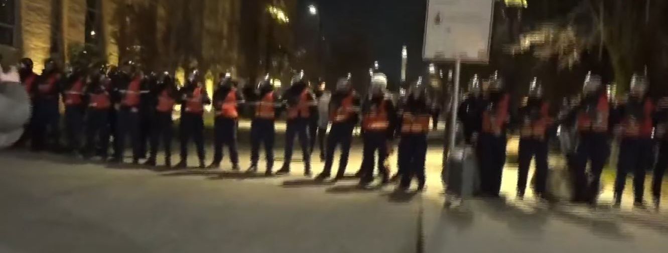 Protesta e opozitës/ Protestuesit drejt selisë së PS, Shqiponjat dhe FNSH i zënë ‘pritë’