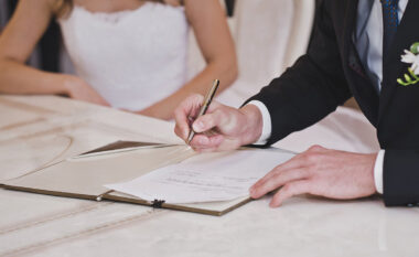 Nga ndjenja te kontrata, si po rriten marrëveshjet paramartesore te çiftet shqiptare