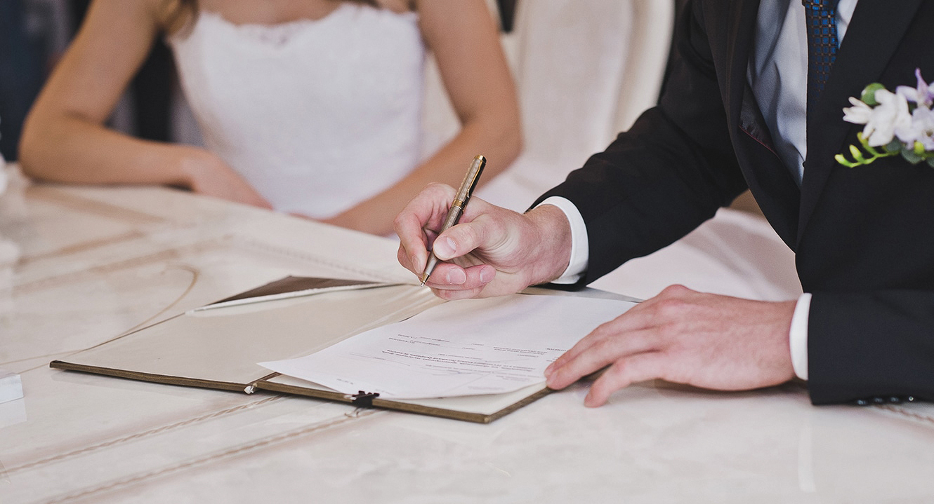 Nga ndjenja te kontrata, si po rriten marrëveshjet paramartesore te çiftet shqiptare