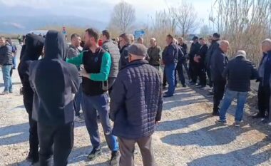 Aksi prej 500 m i degraduar, banorët e Thumanës në protestë, bllokojnë qarkullimin nënkalimin e autostradës Thumanë-Kashar (VIDEO)