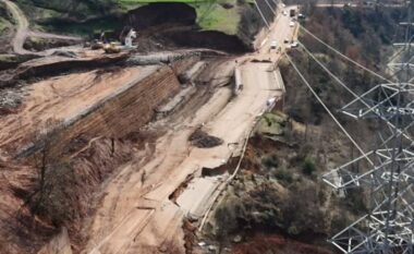 Ura të shembura dhe rrëshqitje masive dherash, pamje nga rruga e shkatërruar Prrenjas-Librazhd (VIDEO)