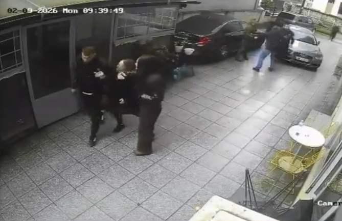 VIDEO/ Nxori armën gjatë konfliktit verbal në Laprakë, pezullohet efektivi i policisë (EMRI)