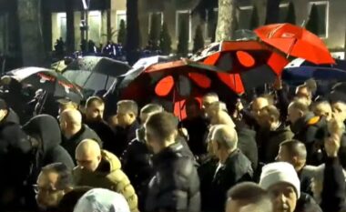Protesta zhvendoset te parlamenti, policia hodhi ujë me piper drejt Berishës te Kryeministria