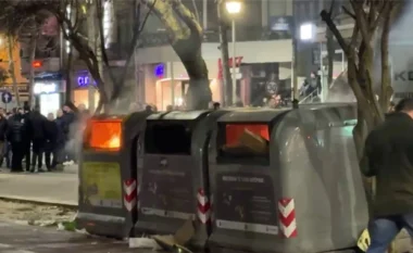 Protesta e PD-së, protestuesit hedhin molotov pranë parlamentit, policia përgjigjet me gaz lotsjellës