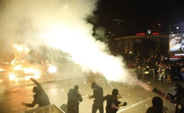 Molotovët drejt Kryeministrisë dhe parlamentit, rreth 20 protestues shoqërohen në polici