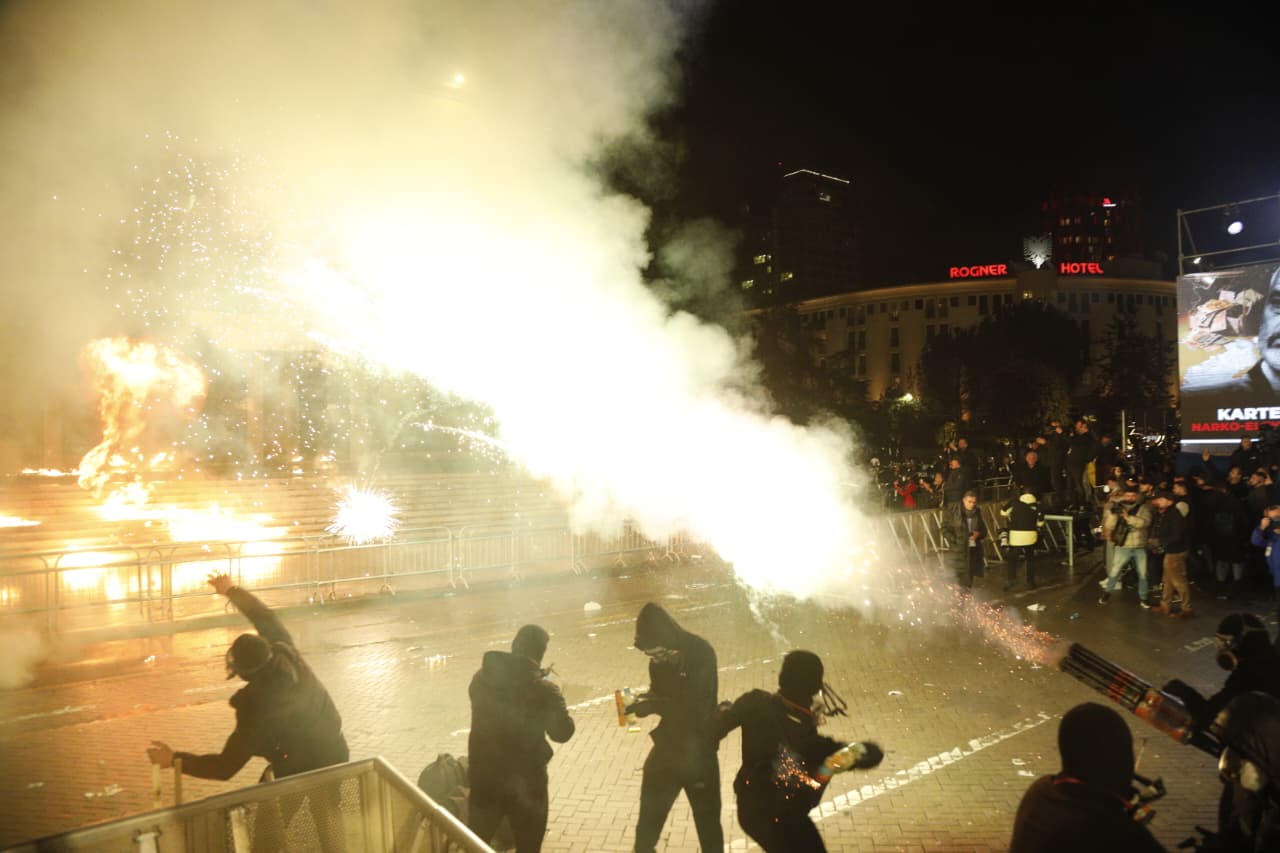 Molotovët drejt Kryeministrisë dhe parlamentit, rreth 20 protestues shoqërohen në polici