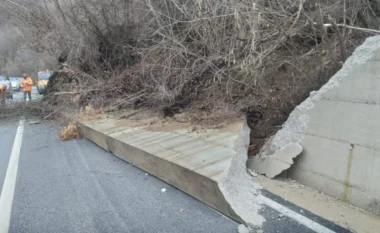 Shembet muri pritës në aksin Maliq–Lozhan, qarkullohet vetëm me një korsi