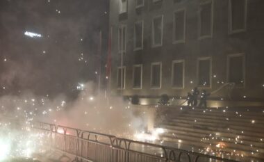 Protestuesit hodhën molotovë drejt Kryeministrisë dhe Kuvendit, shoqërohen në polici 25 persona