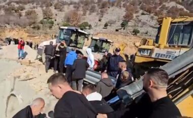 Përshkallëzon protesta në Rrjoll/ Policia private grushte, shkelma dhe shkopa gome drejt protestuesve, banorët kundërpërgjigjen (VIDEO)