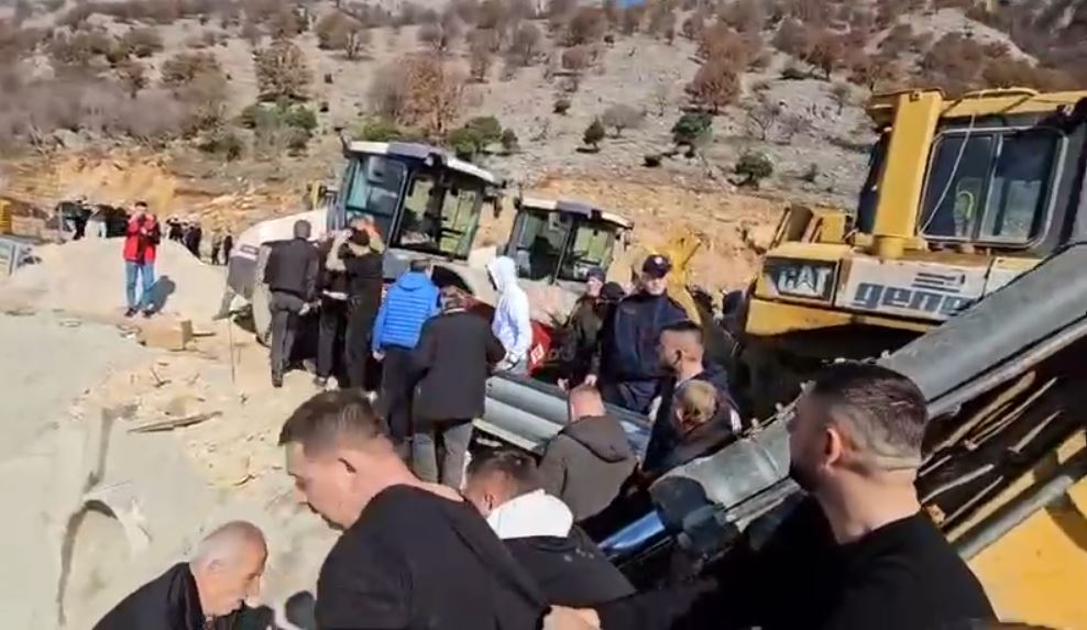 Përshkallëzon protesta në Rrjoll/ Policia private grushte, shkelma dhe shkopa gome drejt banorëve, ata kundërpërgjigjen (VIDEO)