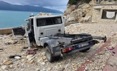Aksident në Vlorë/ Kamioni del nga rruga te “Uji i Ftohtë”, plagoset rëndë shoferi (VIDEO)