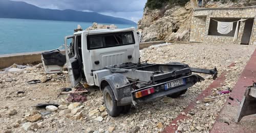 Aksident në Vlorë/ Kamioni del nga rruga te “Uji i Ftohtë”, plagoset rëndë shoferi (VIDEO)