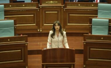 Albulena Haxhiu zgjidhet me 66 vota pro kryetare e Kuvendit në Kosovë, deputetët e rinj bëjnë betimin