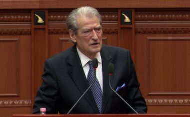 Keni sjellë ligjin e Lindave/ Berisha në Kuvend: Tenderat e AKSHI-t duan t’i marrë tani privatisht baxhanaku i Ramës, i merrnin me pengmarrje, tani i duan me ligj