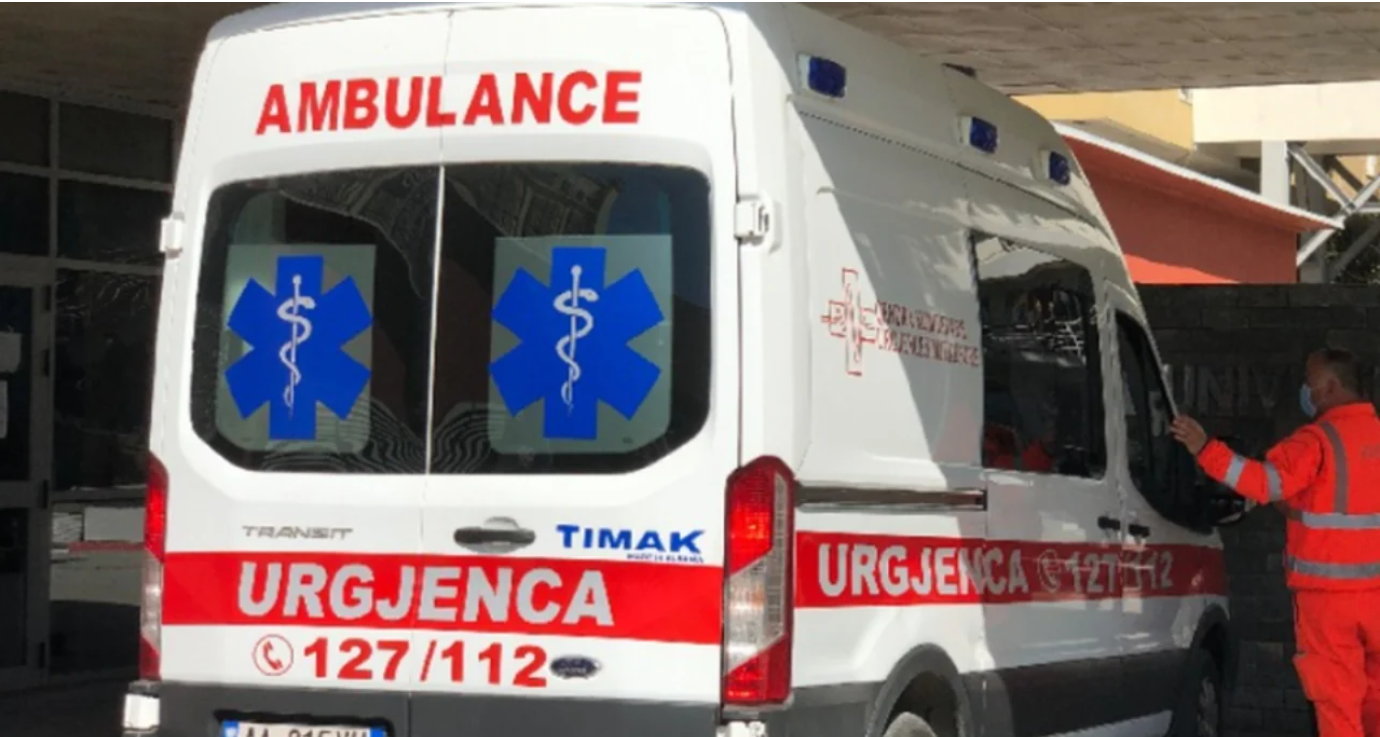 Aksident në Tiranë/ Plagosen dy të rinjtë, njëri prej tyre në gjendje të rëndë (EMRAT)