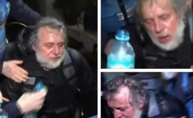 “U gjenda mes molotovit dhe gazit lotsjellës”, Gazetari Arian Asimi rrëfen momentet gjatë protestës: Më shpërtheu pranë këmbëve! Mbeta i bllokuar