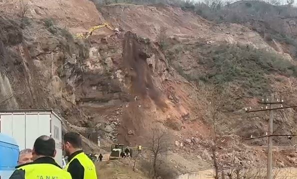 Bllokimi në aksin Librazhd-Qafë Thanë/ Fadromat e “ANK” përkeqësojnë situatën, hedhin në rrugë masiv gurësh e dherash