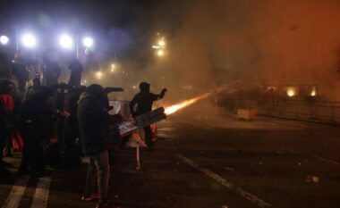 Protesta e opozitës para Kryeministrisë dhe Parlamentit, arrestohen 20 persona