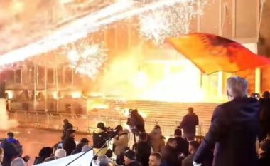 Berisha mbyll fjalimin, militantët hedhin molotov drejt godinës së kryeministrisë, policia ndërhyn me autobote me ujë