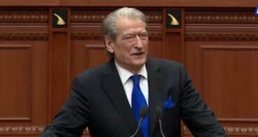 tensione-ne-seancen-plenare-berishes-i-nderpritet-fjala-deputetet-e-pd-se-bllokojne-foltoren