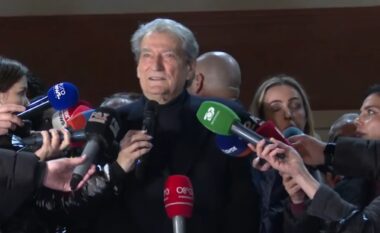 Berisha tregon pse sulmuan me molotovë vilën e Enver Hoxhës: Agjentët e infiltruar iu thanë protestuesve se ishte Rama brenda