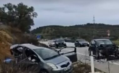 Aksident në aksin Vlorë-Selenicë, makina përfundon në kanal, një vajzë dërgohet me urgjencë në spital