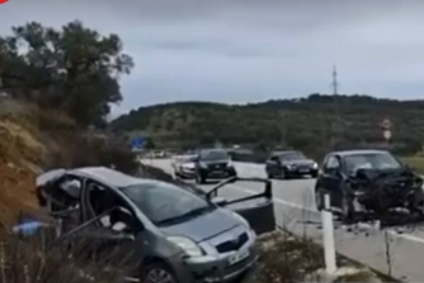 Aksident në aksin Vlorë Selenicë  Makina përfundon në kanal  një vajzë dërgohet me urgjencë në spital