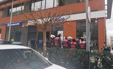 Grabitet me armë një bankë në Tiranë
