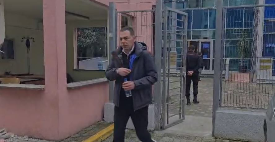 VIDEO/ Kunati i Arben Ahmetajt shkon në SPAK, ja momenti kur del nga Prokuroria e Posaçme