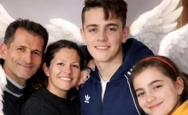 Mbërrijnë në portin e Durrësit trupat e pajetë të familjes Kola