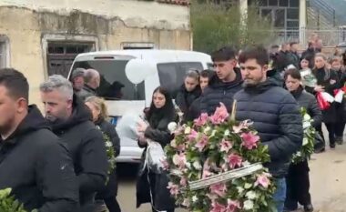 Mes lotësh, përcillen për në banesën e fundit 4 anëtarët e familjes Kola