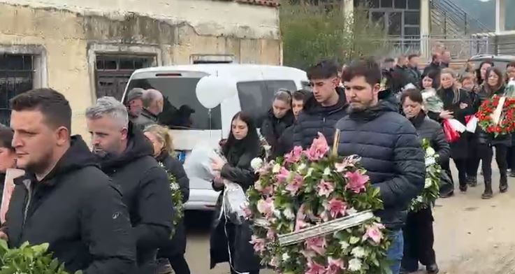 mes-lotesh-percillen-per-ne-banesen-e-fundit-4-anetaret-e-familjes-kola-video