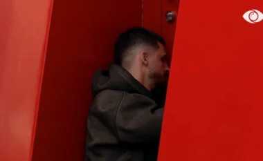 “Kam menduar boll edhe për ty”/ ‘Puthje’ mes Gimbos dhe Selin, banorja: Mos e tepro me fjalët