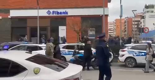 Tentoi të grabisë me armë zjarri bankën në Tiranë, arrestohet autori (EMRI)