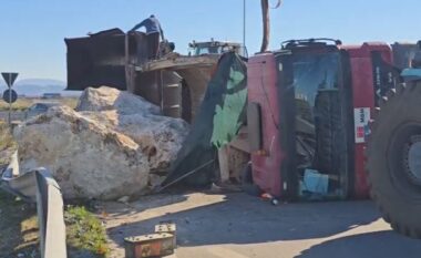 Ishte ngarkuar me gurë, përmbyset një mjet i tonazhit të rëndë në Porto Romano