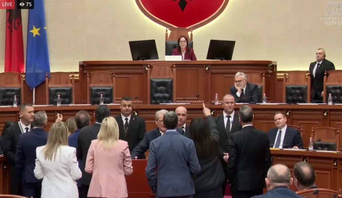 Berishës nuk i japin fjalën për replikë, deputetët e PD bllokojnë foltoren (VIDEO)