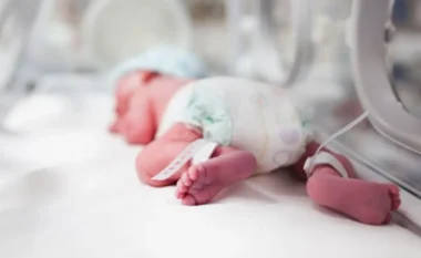 Shqipëria po “shuhet”/ Lindjet në 2025-n ishin 74% më të ulëta se në 1990-n, ja dy qarqet me rënien më të fortë