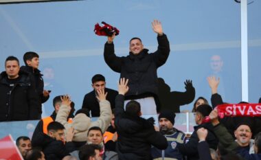 VIDEO/ Rei Manaj pritet si hero në stadium, por ndjek ndeshjen nga tribuna. Zbulohet çfarë mban peng firmën