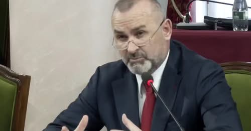 Rama mbledh grupin  PS propozon ndryshime ligjore  7 institucionet nuk do të preken nga pezullimi i detyrës