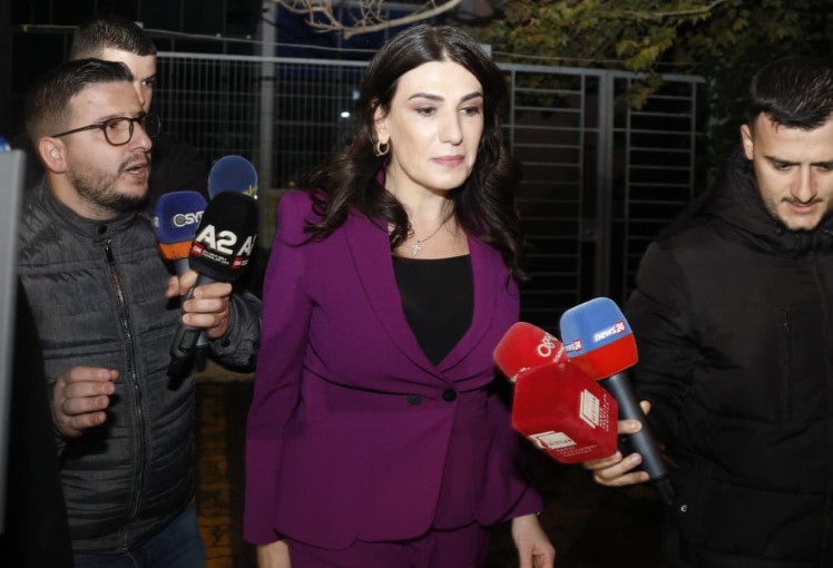 Në “arrest shtëpie” pas skandalit te AKSHI, jep dorëheqjen Mirlinda Karçanaj, ja kush e zëvendëson
