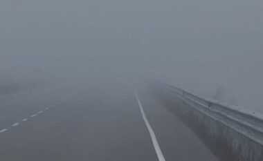 Shqipëria zgjohet sot nën pushtetin e mjegullës, vështirësi në qarkullim