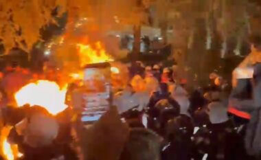Flakë e tym, përkeqësohet situata para Parlamentit, hidhet molotov dhe fishekzjarrë! Policia përgjigjet me gaz lotsjellës dhe ujë