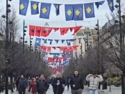Flamujt e Shqipërisë dhe Kosovës valviten në Prishtinë, atmosfera festive në 18-vjetorin e Pavarësisë (VIDEO)
