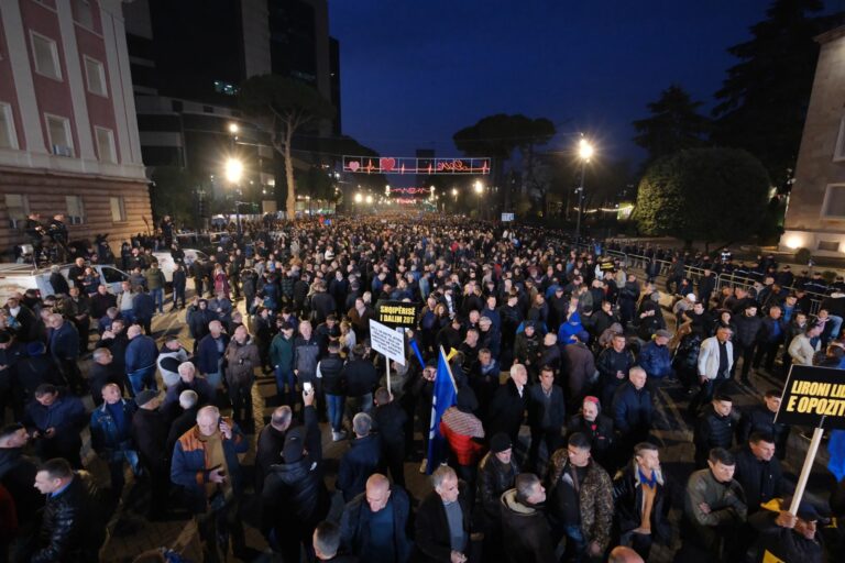 Sot opozita zbret në shesh/ Partia Demokratike fton qytetarët në protestën kombëtare